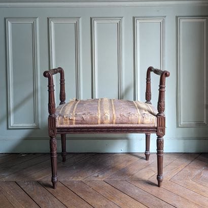 Petit tabouret en noyer mouluré, les accotoirs...