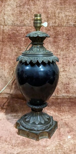 Ancienne lampe à pétrole, le corps ovoïde...