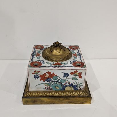 Brûle-parfum de forme carrée en porcelaine...