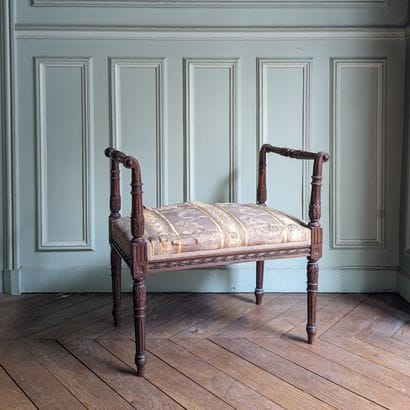 Petit tabouret en noyer mouluré, les accotoirs...