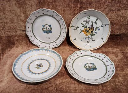 Ensemble de quatre assiettes en faïence à...