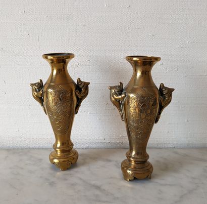 Paire de petits vases en bronze, en forme...