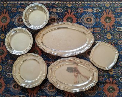 Suite de plats en métal argenté, la bordure...