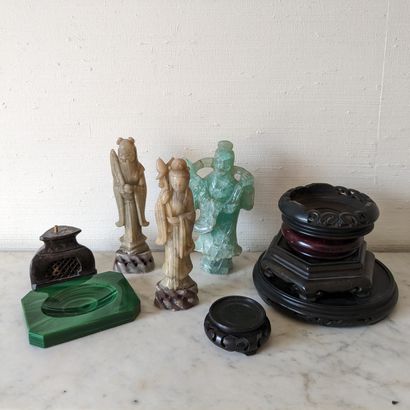 Ensemble en pierre dure : trois figurines,...