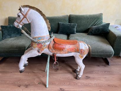Cheval de manège en bois peint blanc et polychromie....