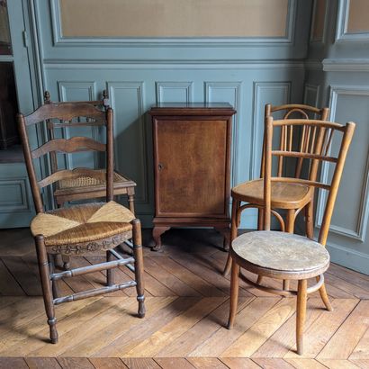Ensemble : une chaise en bois naturel à dossier...