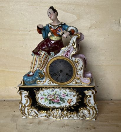 Paris, XIXe siècle. Pendule en porcelaine...