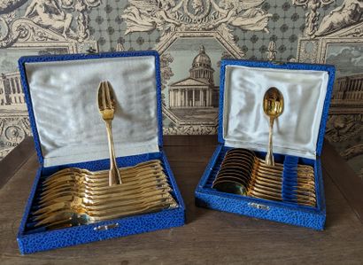 Suite de douze fourchettes à gâteaux en vermeil...