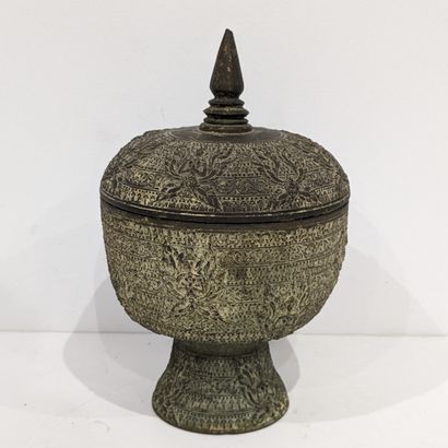 Pot couvert sur piédouche en bronze à patine...