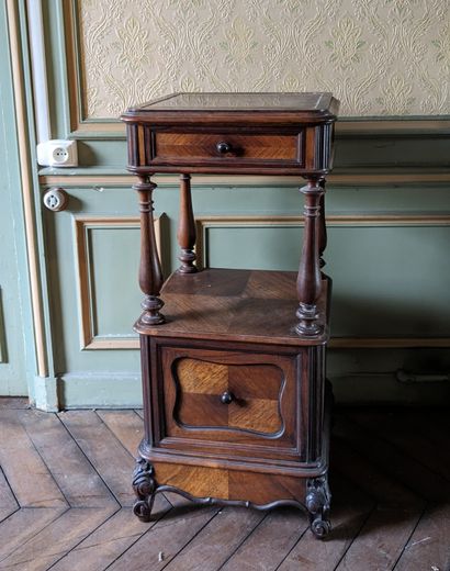 Armoire en palissandre et placage de palissandre....