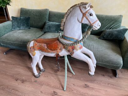 Cheval de manège en bois peint blanc et polychromie....