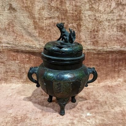 Brûle-parfum tripode en bronze et émaux cloisonnés,...