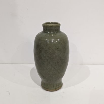 Vase ovoïde en céladon à décor en léger relief...