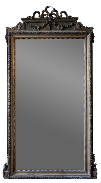 Miroir à entourage en bois patiné et doré,...