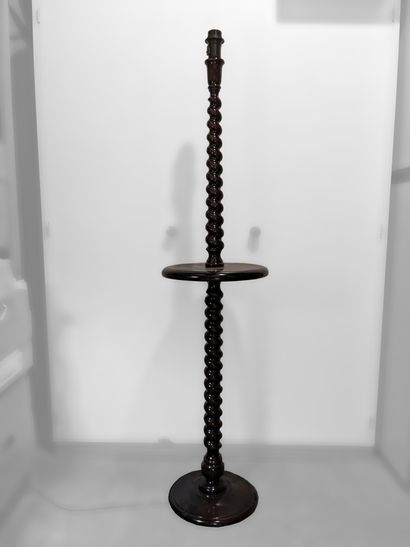 Lampadaire teinté acajou, le fut torsadé...