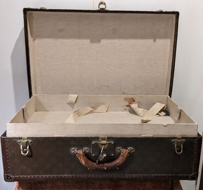 LOUIS VUITTON. Valise garnie toile enduite...