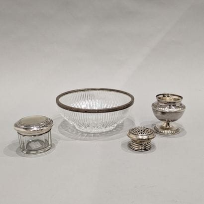 Coupe en verre moulé, la bordure en argent...
