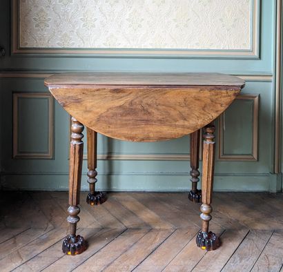 Table en bois fruitier, le plateau rond à...