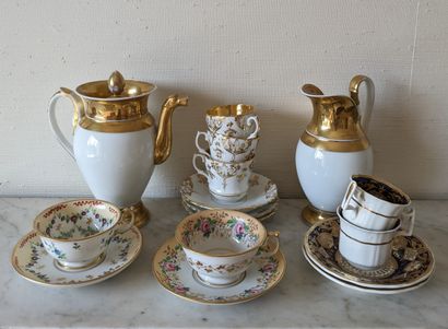 Bibelots en porcelaine : trois tasses et...