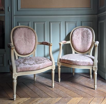 Paire de fauteuils en bois laqué crème, le...