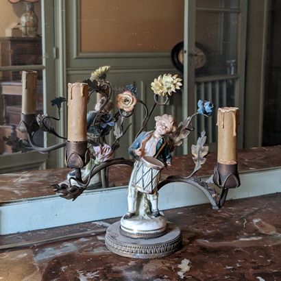 Pied de lampe à deux lumières orné d'un petit...