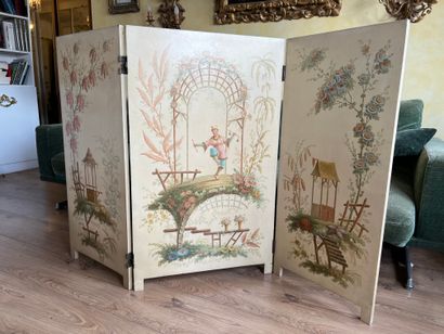 Petit paravent en bois peint beige, les trois...