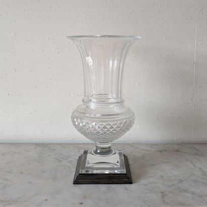 Vase balustre à col cornet en cristal moulé,...