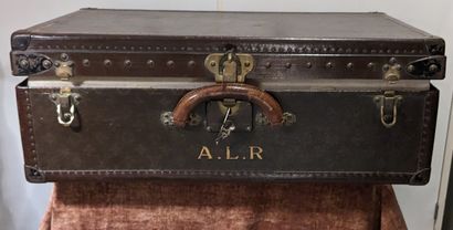 LOUIS VUITTON. Valise garnie toile enduite...