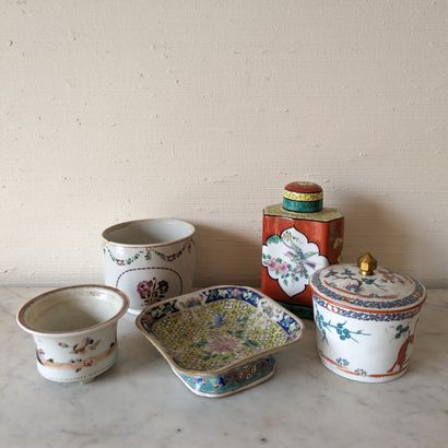 Ensemble de porcelaines chinoises à décor...