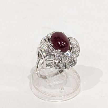 Bague dôme en platine (950), ornée d’un rubis...