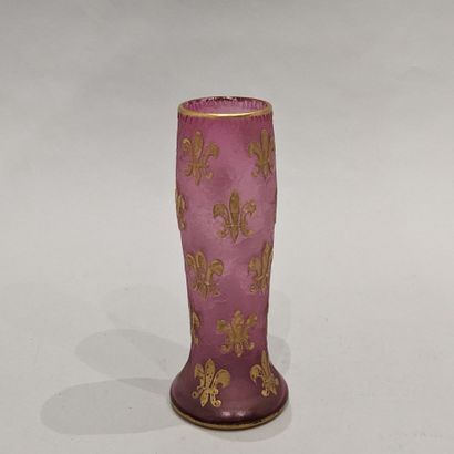 DAUM, Nancy. Vase en verre givré rose mauve,...
