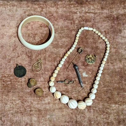 Bracelet et collier de boules d'ivoire marin...