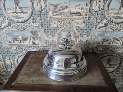 Cloche ronde en métal argenté, la prise figurant...