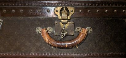 LOUIS VUITTON. Valise garnie toile enduite...