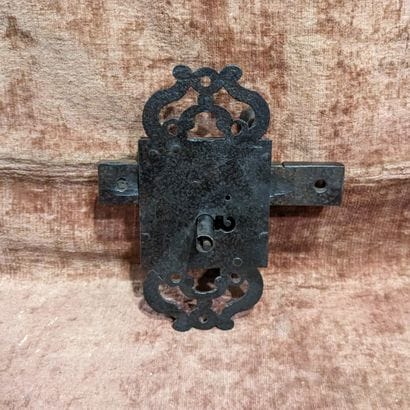 Ancienne serrure à loquet en fer forgé et...
