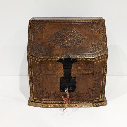 Coffret à courrier en maroquin à décor estampé...