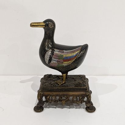 Statuette de canard en émaux cloisonnés polychromes,...