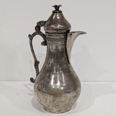 Verseuse en argent (800), à décor sur une...