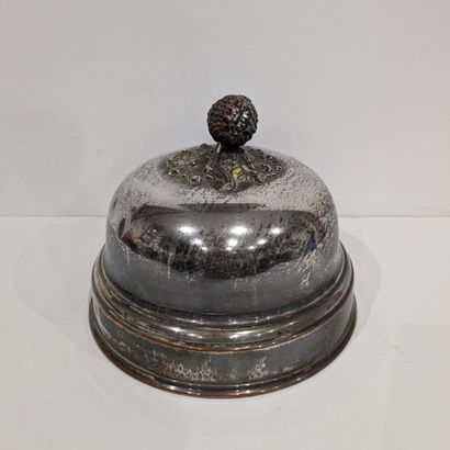 Cloche de service en métal argenté, la prise...