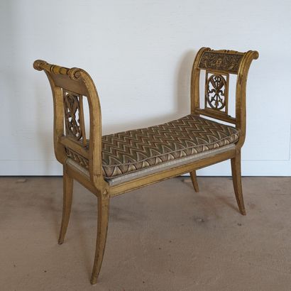 Petite banquette en bois doré. Les chevets...