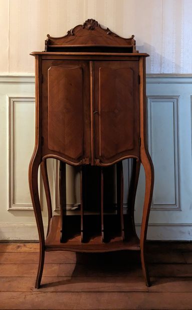 Meuble à musique en noyer, le gradin à tablette...