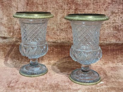 Paire de vases Médicis en cristal taillé...