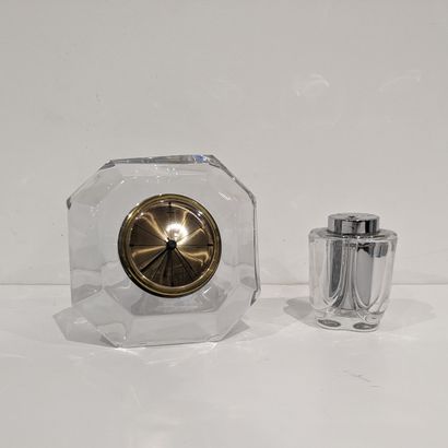 DAUM France. Pendulette et briquet en cristal...