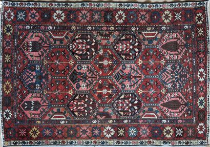 Petit tapis d'Orient en laine, à décor d'un...