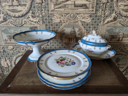 Partie de service à gâteaux en porcelaine...