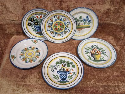 Ensemble de six assiettes en faïence à décor...