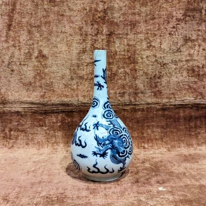 Chine, XIXe siècle. Petit vase bouteille...