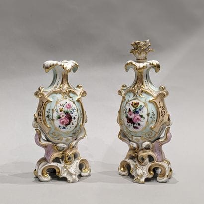 Paire de vases mouvementé en porcelaine à...