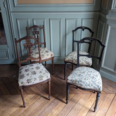 Paire de chaises en bois noirci, le dossier...