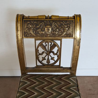 Petite banquette en bois doré. Les chevets...